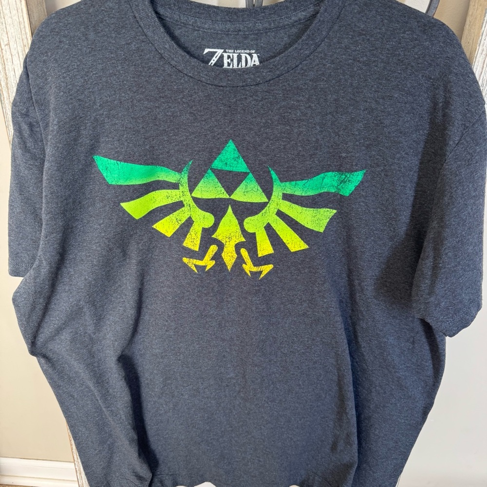 The Legend‎ of Zelda Triforce Crest Gray Graphic T-Shirt XL